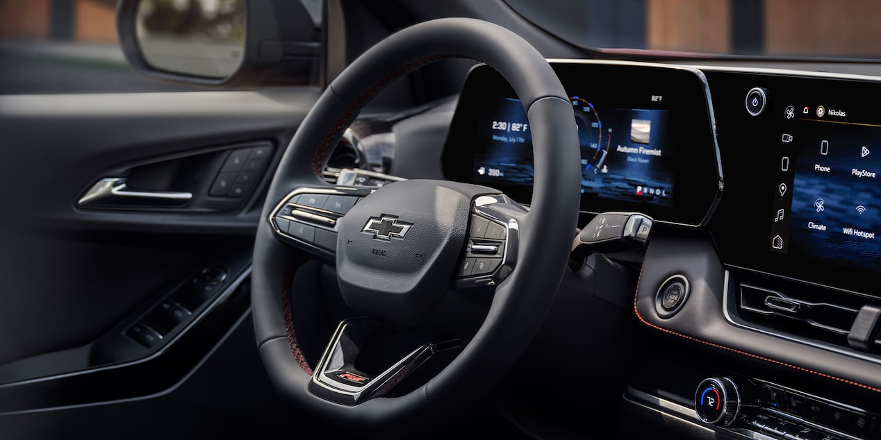 Primer plano del volante en el interior de la Chevy Equinox 2025