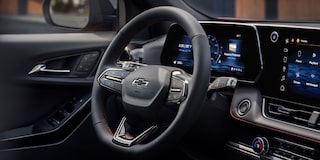 Primer plano del volante en el interior de la Chevy Equinox 2025