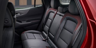 Asientos traseros de la segunda fila en el interior de la Chevy Equinox 2025