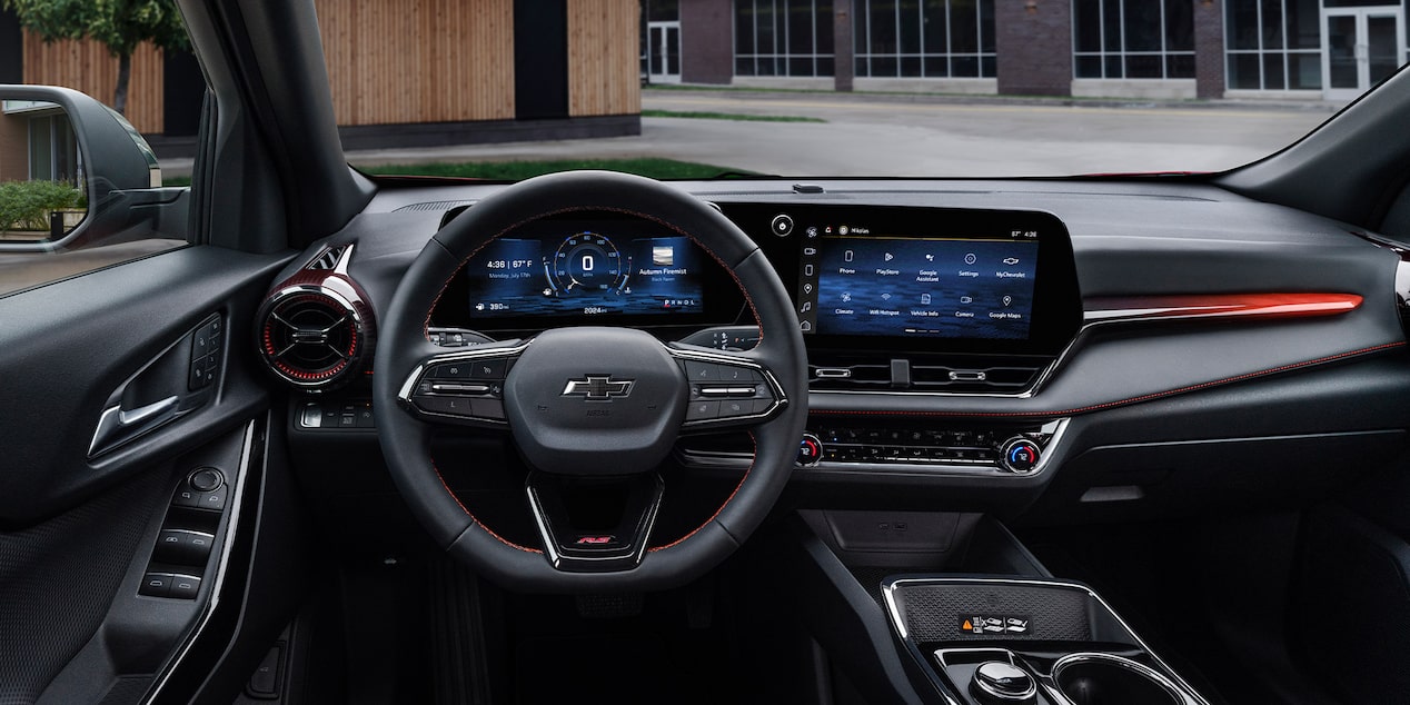 Punto de vista del conductor del volante y el sistema de infoentretenimiento en el interior de la Chevy Equinox 2025
