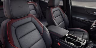 Costuras rojas en los asientos del interior de la Chevy Equinox 2025