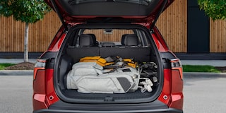 Espacio de carga en la cajuela trasera con la segunda fila plegada en el interior de la Chevy Equinox 2025
