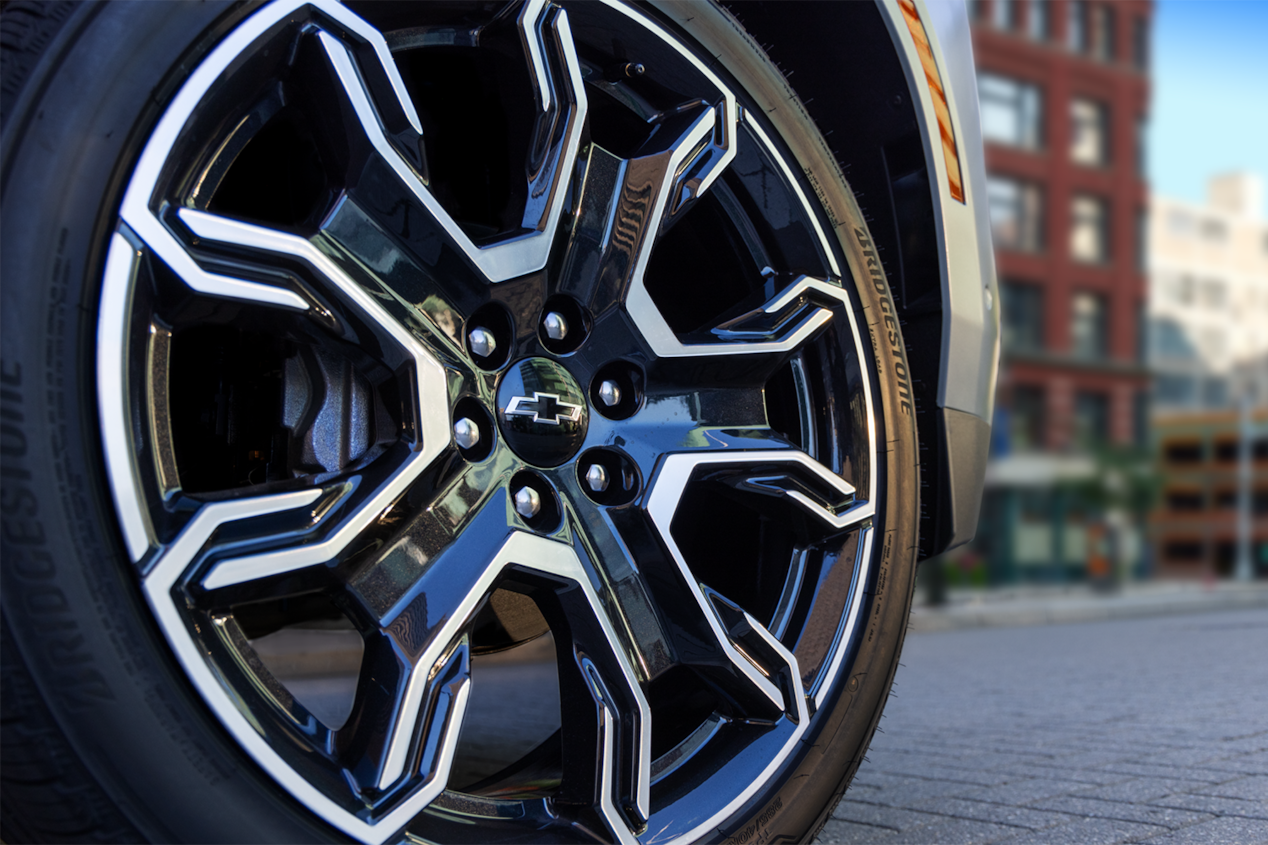 Primer plano de rin en una SUV Chevrolet Tahoe 2025