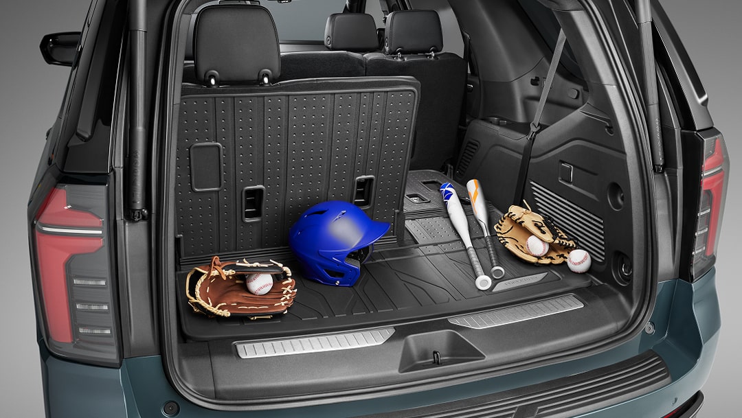 Equipo de béisbol en la cajuela de una Chevy Tahoe 20258