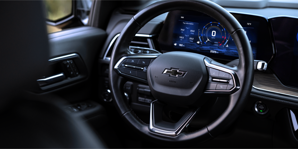 Vista en primer plano del volante de una Chevrolet Tahoe 2025
