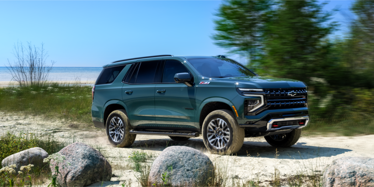 Vista delantera de medio perfil de la SUV Chevrolet Tahoe 2025 estacionada en la arena