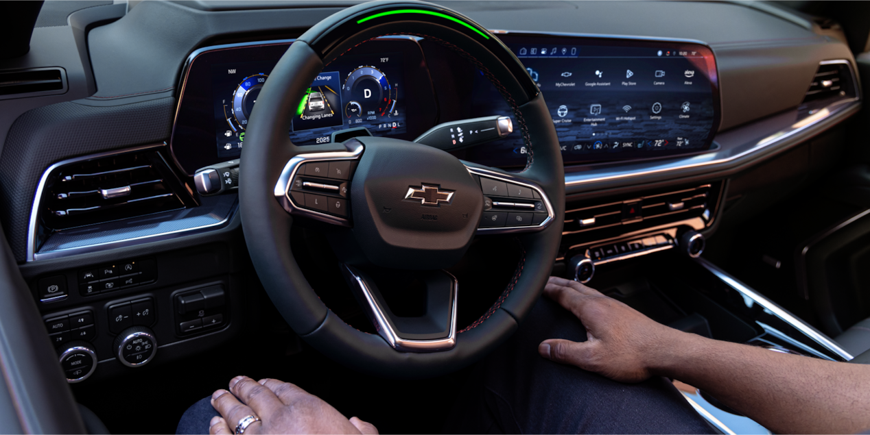 Primer plano del volante y tablero en el que se exhibe Super Cruise, en la SUV Chevrolet Tahoe 2025