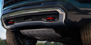 Primer plano del extremo delantera de la parte inferior de la carrocería de la SUV Chevrolet Tahoe 2025