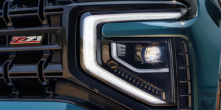 Primer plano de faro delantero en SUV Chevrolet Tahoe 2025