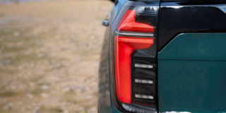 Vista en primer plano de faro trasero de SUV Chevrolet Tahoe 2025