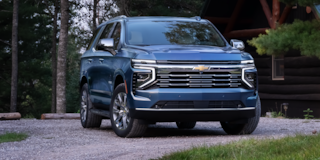 Vista lateral aérea de la SUV Chevrolet Tahoe 2025 circulando por un camino