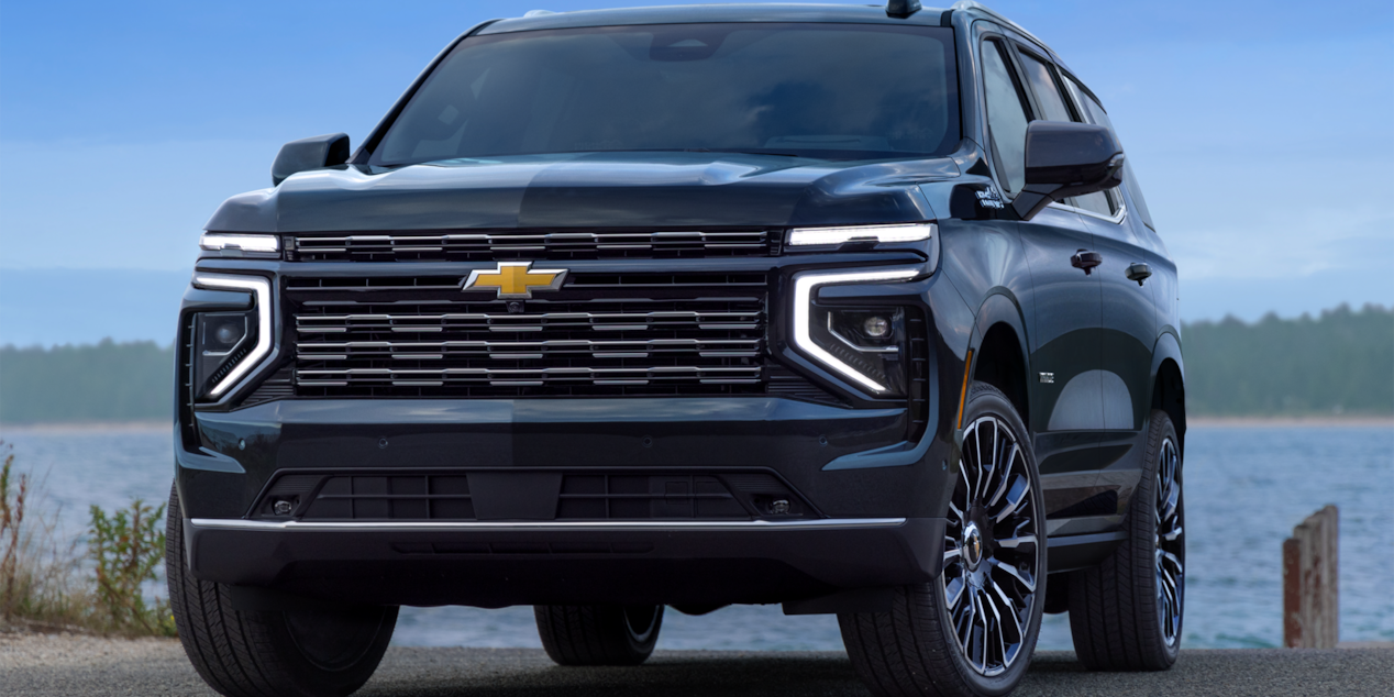 Vista delantera de medio perfil de SUV Chevrolet Tahoe 2025 estacionada cerca de un lago