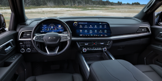 Vista desde el asiento del conductor de la primera fila y el tablero de una Chevrolet Tahoe 2025