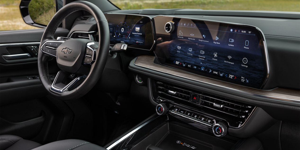 Vista del pasajero del volante y sistema de infoentretenimiento en la SUV Chevrolet Tahoe 2025