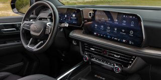 Vista del pasajero del volante y sistema de infoentretenimiento en la SUV Chevrolet Tahoe 2025