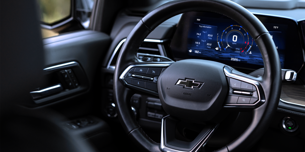 Primer plano de volante en una SUV Chevrolet 2025