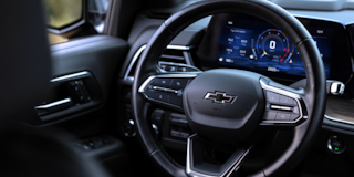 Primer plano de volante en una SUV Chevrolet 2025