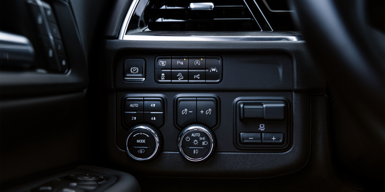 Vista en primer plano de los botones de controles del vehículo en la Chevrolet Tahoe 2025