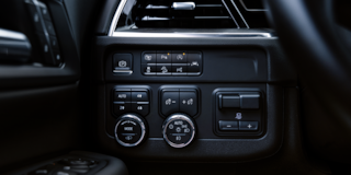 Vista en primer plano de los botones de controles del vehículo en la Chevrolet Tahoe 2025