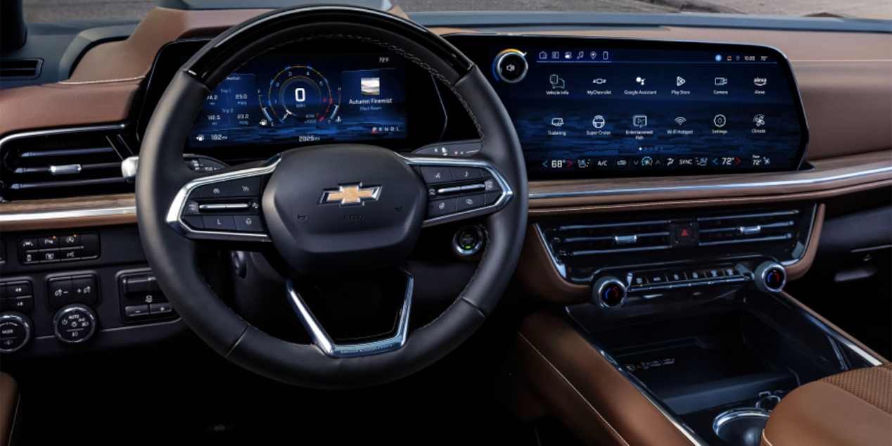 Vista desde el asiento del conductor de la primera fila y el tablero de una Chevrolet Tahoe 2025