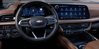 Vista desde el asiento del conductor de la primera fila y el tablero de una Chevrolet Tahoe 2025