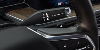 Vista en primer plano de selector de marchas en el volante de una SUV Chevrolet Tahoe 2025