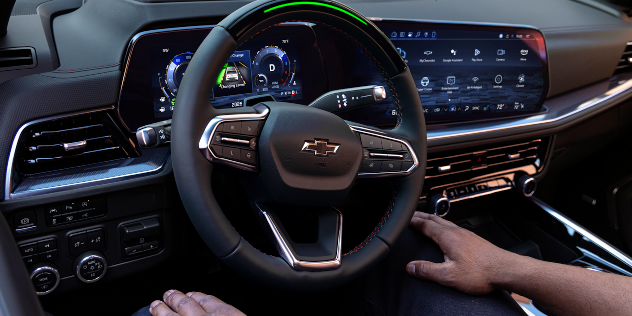 Vista en primer plano de la característica Super Cruise siendo utilizada por un conductor en la SUV Chevrolet Tahoe 2025