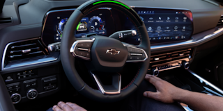 Vista en primer plano de la característica Super Cruise siendo utilizada por un conductor en la SUV Chevrolet Tahoe 2025