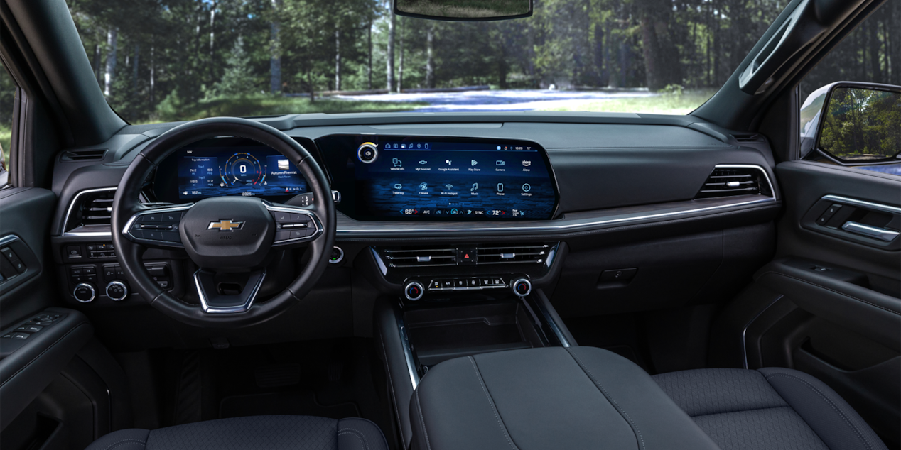Vista desde el asiento del conductor de la primera fila y el tablero de una Chevrolet Tahoe 2025