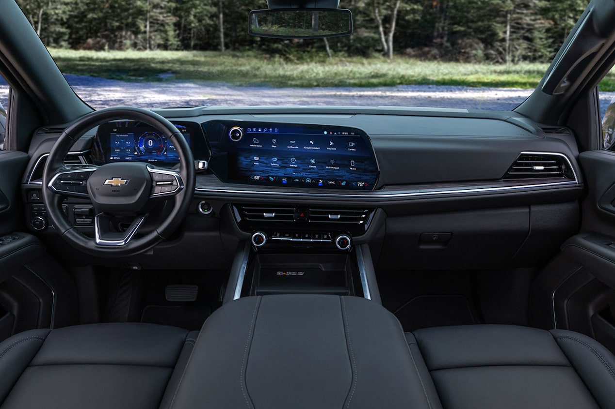Vista de los asientos delanteros, del volante y del sistema de infoentretenimiento en la SUV Chevrolet Tahoe 2025
