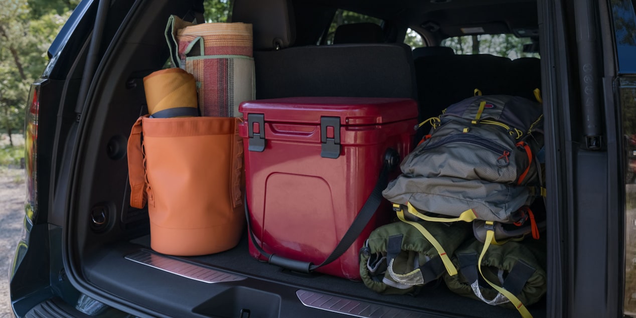 Vista de la cajuela llena de equipos de campamento en la SUV Chevrolet Tahoe 2025