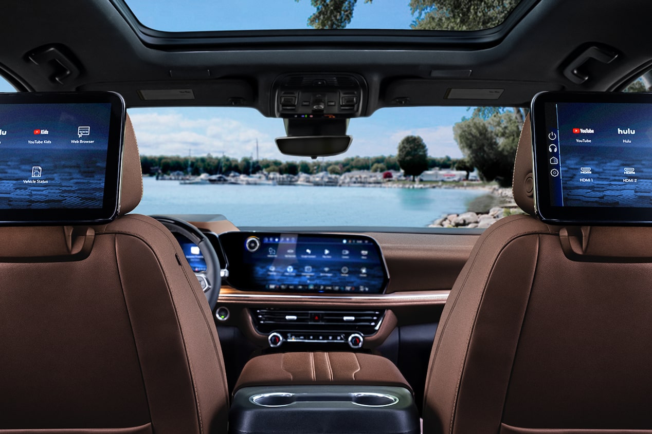 Vista interior de SUV Chevrolet Tahoe 2025 desde el asiento trasero
