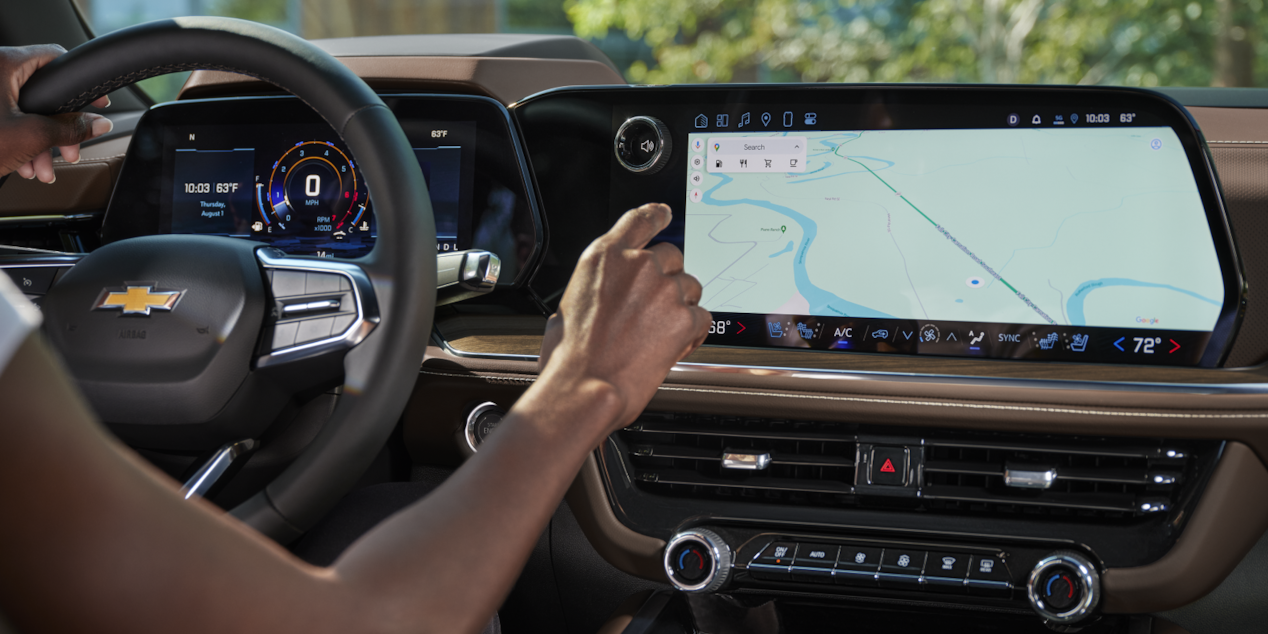 Sistema de navegación en el interior de la Chevy Tahoe 2025