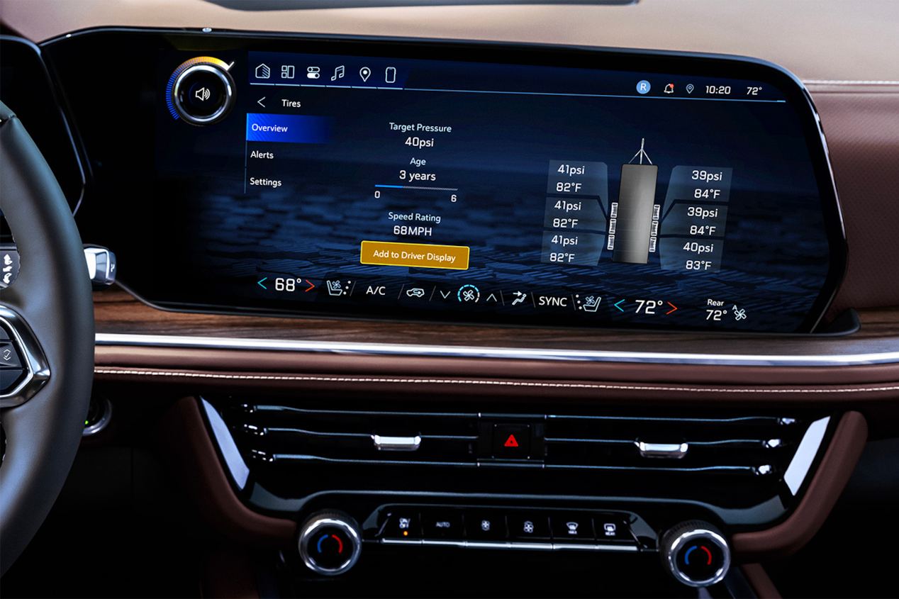Primer plano del sistema de infoentretenimiento de la Chevy Tahoe 2025, en el que se muestra la presión de los neumáticos del vehículo