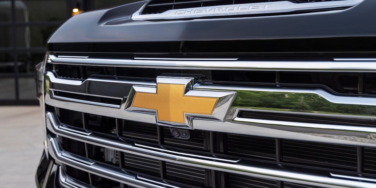 Close-up of the Chevy Logo and Grill of the 2025 Chevy Silverado HD
