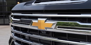 Close-up of the Chevy Logo and Grill of the 2025 Chevy Silverado HD