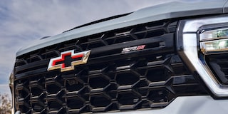Close-up of the Chevy Logo and Grill of the 2025 Chevy Silverado HD