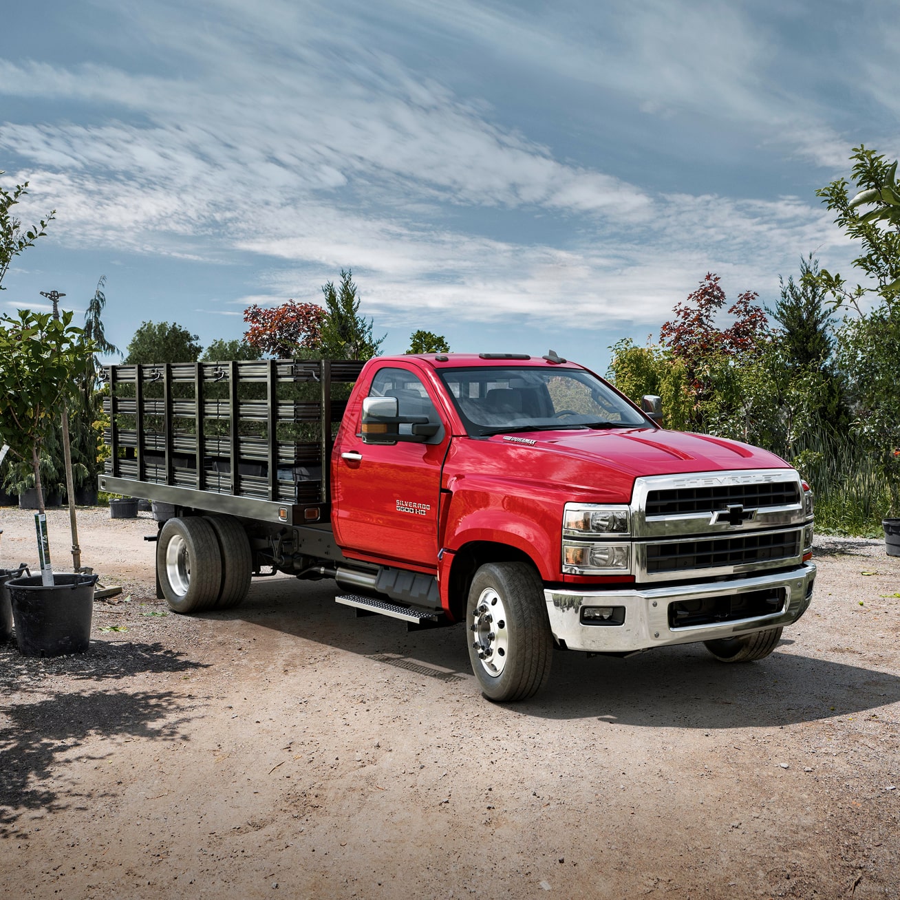 La Chevy Silverado de carga media y chasis con cabina 2026 transportando plantas desde un vivero
