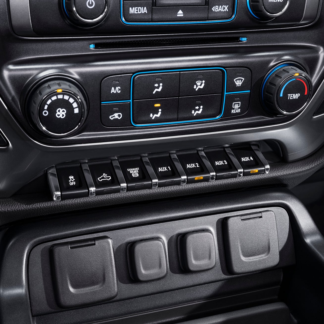 La Chevy Silverado de carga media y chasis con cabina 2026 con botones de funciones de conducción en la pantalla de infoentretenimiento