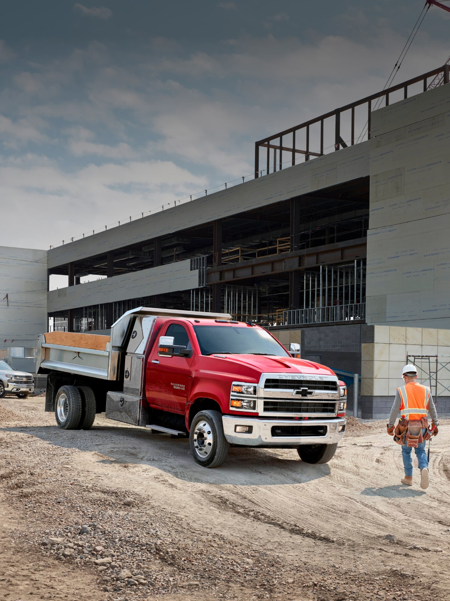 La Chevy Silverado de carga media y chasis con cabina 2026 saliendo de una obra en construcción