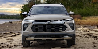 Vista de frente de Chevy Trailblazer 2026, con un lago y bosque de fondo