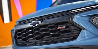 Parrilla delantera de Chevy Trailblazer 2026 con emblema de RS