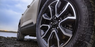 Primer plano de rines en la Chevy Trailblazer 2026