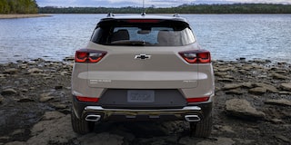 Vista trasera de Chevy Trailblazer 2026 estacionada, con un lago de fondo