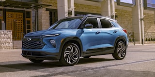 Chevy Trailblazer 2026 estacionada en paralelo, cerca de un edificio