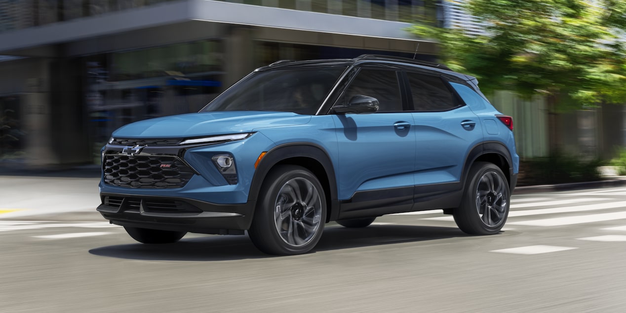 Chevy Trailblazer 2026 atravesando una intersección en una ciudad