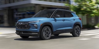 Chevy Trailblazer 2026 atravesando una intersección en una ciudad