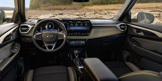 Vista aérea del tablero en el interior de la Chevy Trailblazer 2026