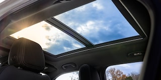 Vista del techo corredizo en el interior de la Chevy Trailblazer 2026