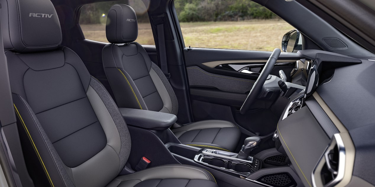 Asientos delanteros en el interior de la Chevy Trailblazer 2026